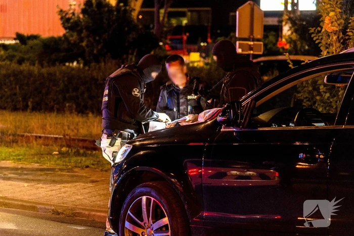 2950 kilo cocaÏne in zeecontainers; arrestatieteam doet inval