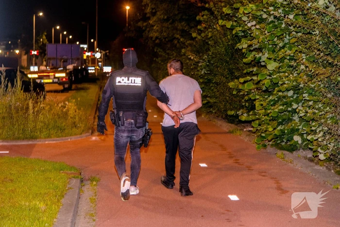 2950 kilo cocaÏne in zeecontainers; arrestatieteam doet inval