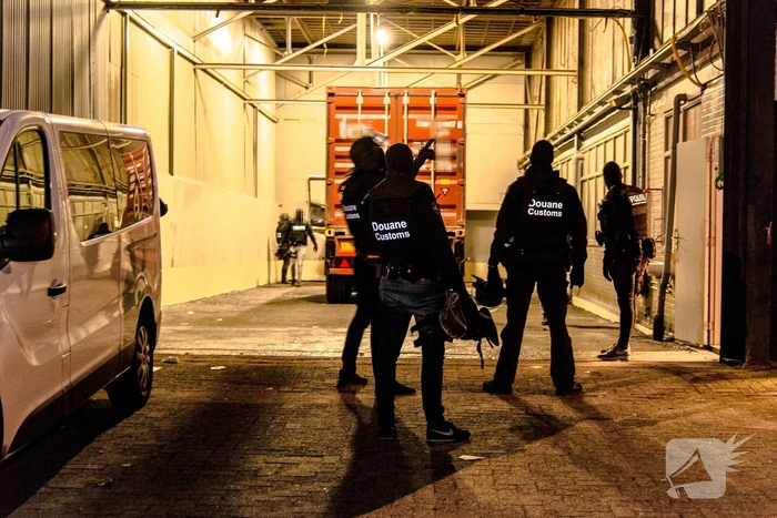 2950 kilo cocaÏne in zeecontainers; arrestatieteam doet inval