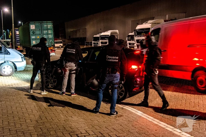 2950 kilo cocaÏne in zeecontainers; arrestatieteam doet inval