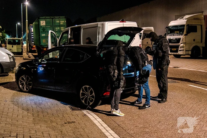 2950 kilo cocaÏne in zeecontainers; arrestatieteam doet inval