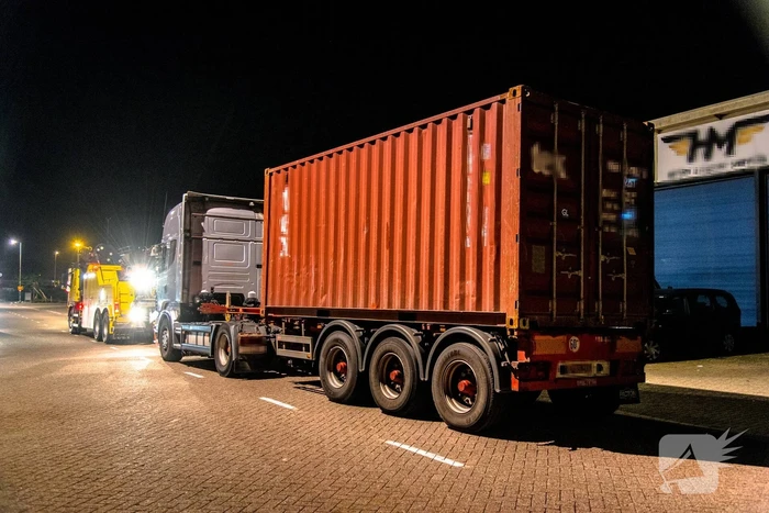 2950 kilo cocaÏne in zeecontainers; arrestatieteam doet inval
