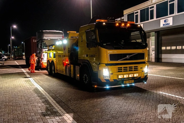 2950 kilo cocaÏne in zeecontainers; arrestatieteam doet inval