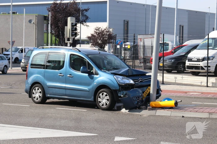 Automobilist raakt onwel en knalt tegen lantaarnpaal