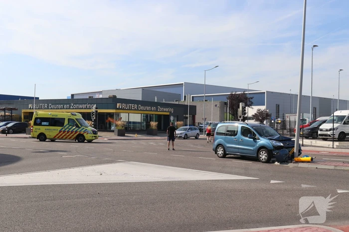 Automobilist raakt onwel en knalt tegen lantaarnpaal