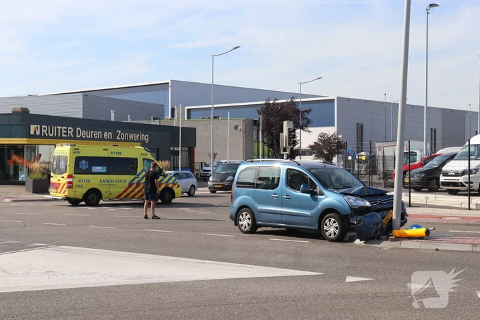 Automobilist raakt onwel en knalt tegen lantaarnpaal