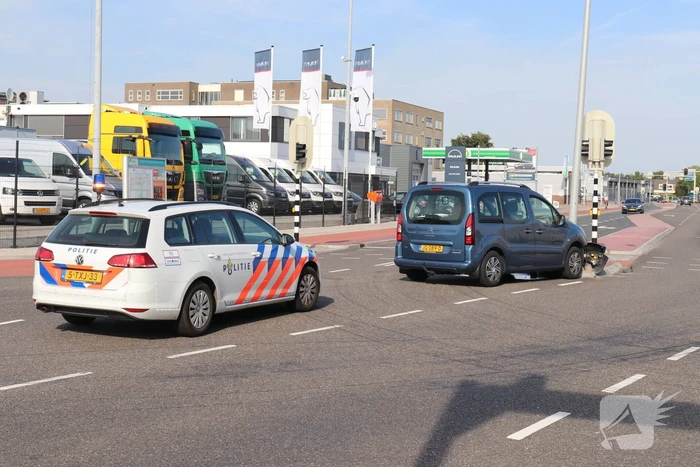 Automobilist raakt onwel en knalt tegen lantaarnpaal