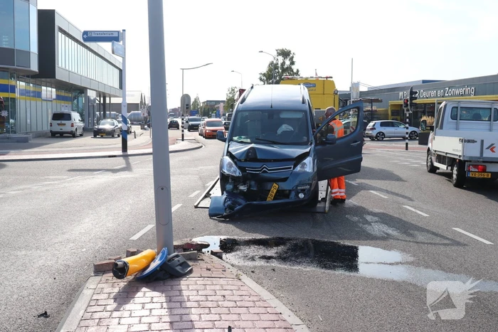 Automobilist raakt onwel en knalt tegen lantaarnpaal