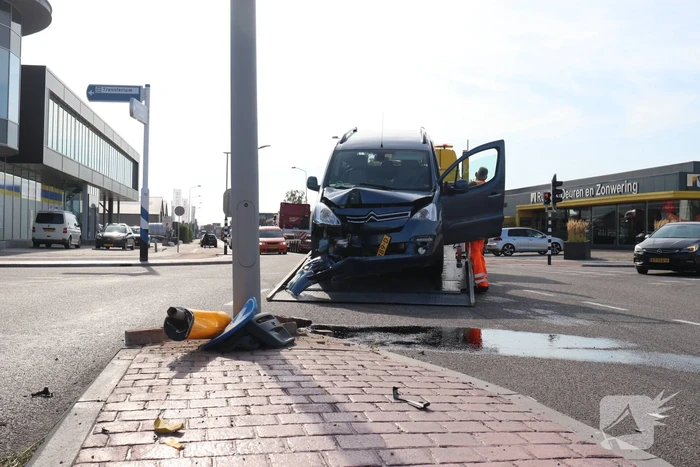 Automobilist raakt onwel en knalt tegen lantaarnpaal