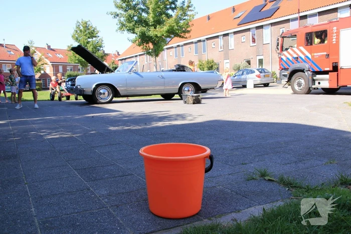 Oldtimer vat vlam door kapotte brandstofslang