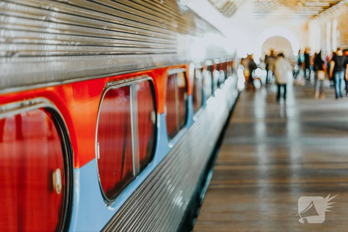 Man overleden na val op metrobaan
