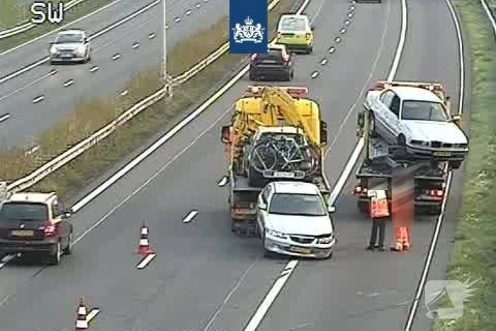 Auto met aanhanger geschaard op snelweg
