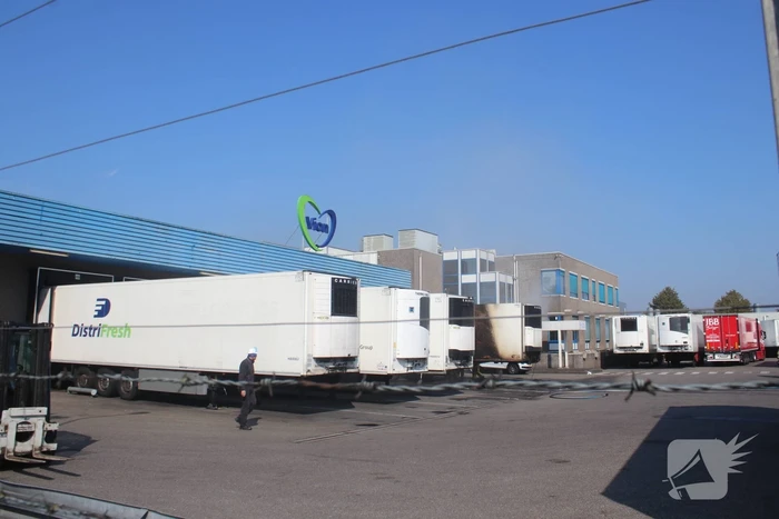 Trailer vliegt in brand bij slachterij