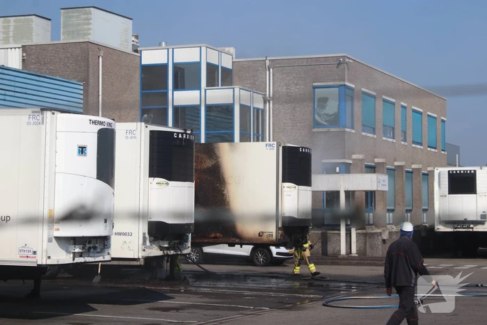 Trailer vliegt in brand bij slachterij