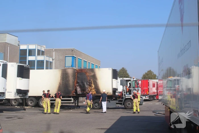 Trailer vliegt in brand bij slachterij