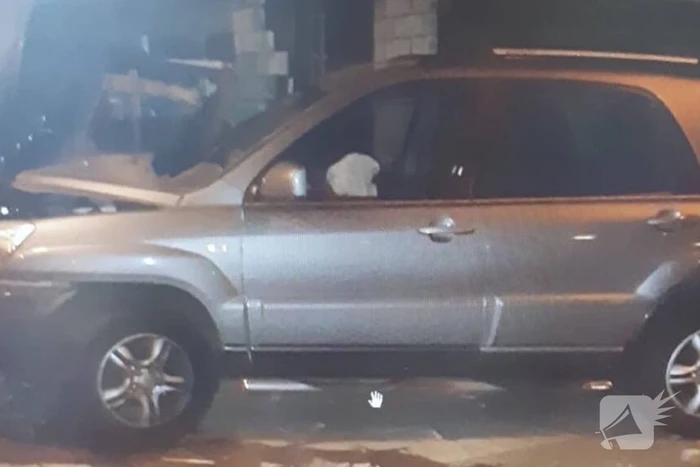 Bestuurder knalt garageboxen binnen met gestolen auto