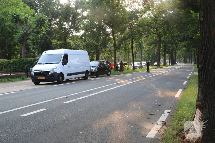 Auto rijdt tegen boom en klapt op hek