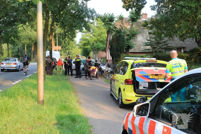 Auto rijdt tegen boom en klapt op hek
