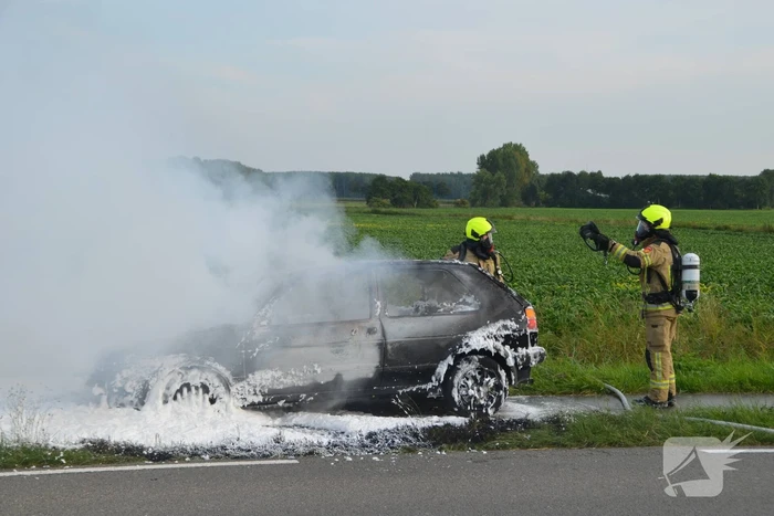 Personenauto verwoest na brand
