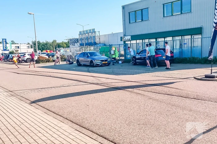 Auto rijdt in op publiek bij autoshow