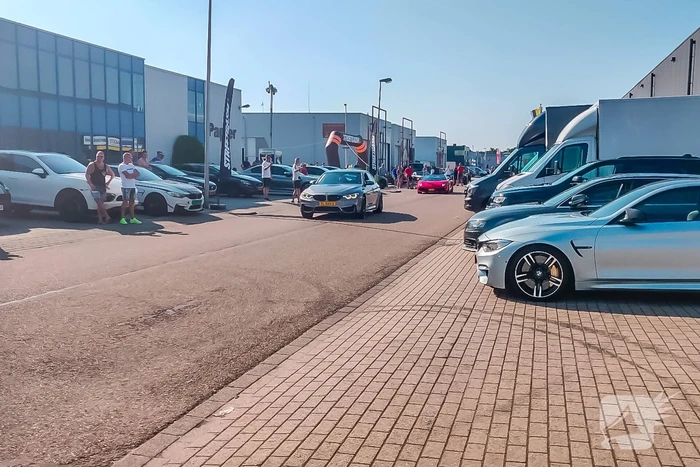 Auto rijdt in op publiek bij autoshow