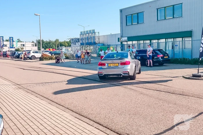 Auto rijdt in op publiek bij autoshow