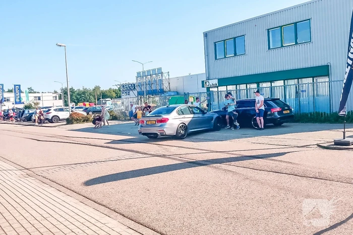Auto rijdt in op publiek bij autoshow