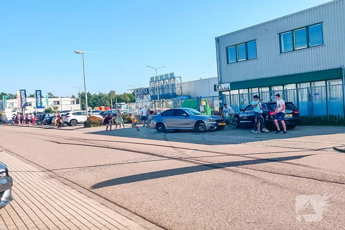Auto rijdt in op publiek bij autoshow