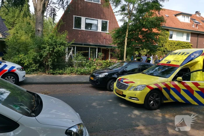 Man zwaargewond na val van keukentrapje