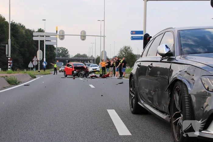 Twee voertuigen zwaar beschadigd bij aanrijding