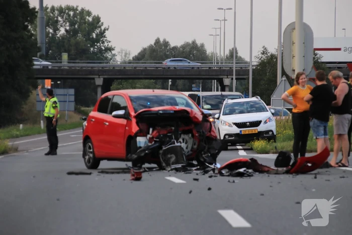 Twee voertuigen zwaar beschadigd bij aanrijding