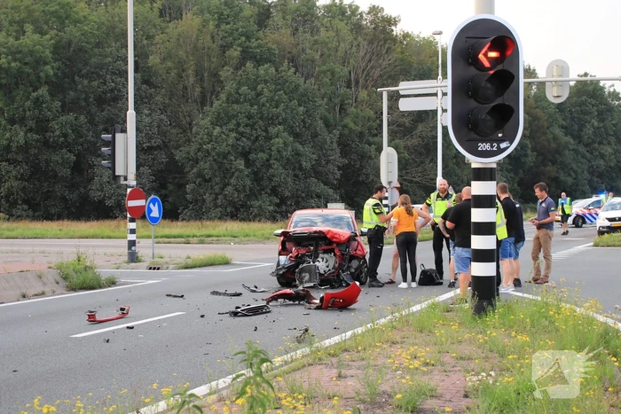 Twee voertuigen zwaar beschadigd bij aanrijding