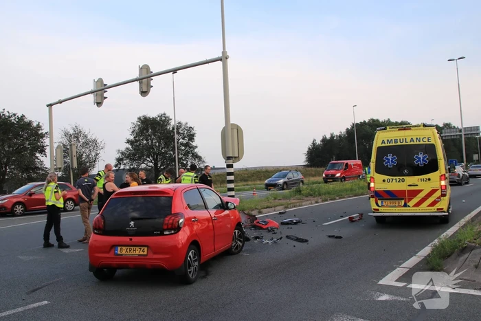 Twee voertuigen zwaar beschadigd bij aanrijding