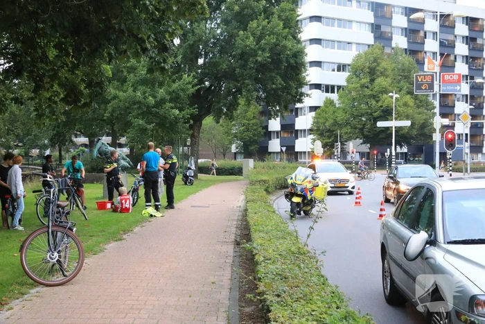12-jarige fietser valt tegen rijdende auto aan