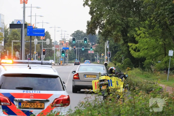 12-jarige fietser valt tegen rijdende auto aan