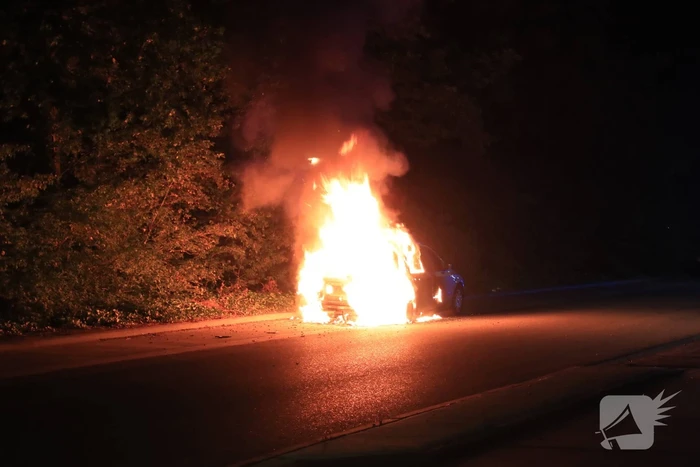 Vier auto's verwoest na vermoedelijk brandstichting