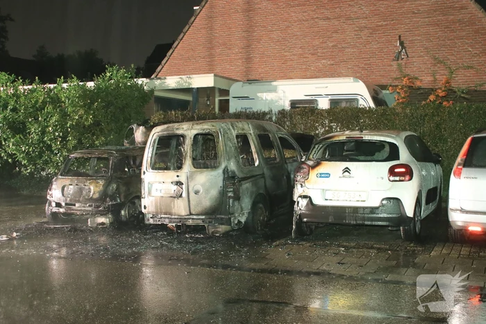 Vier auto's verwoest na vermoedelijk brandstichting