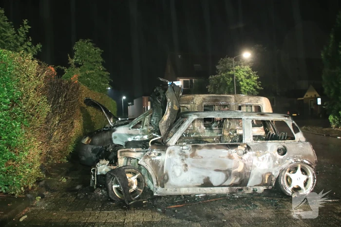 Vier auto's verwoest na vermoedelijk brandstichting