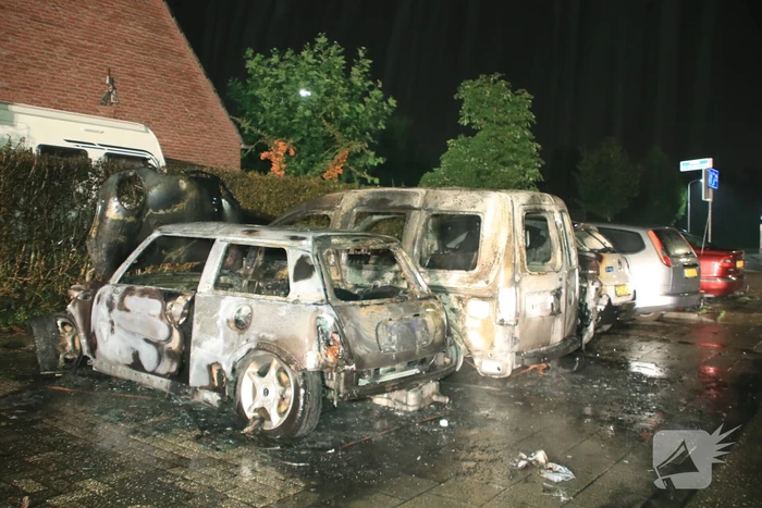 Vier auto's verwoest na vermoedelijk brandstichting