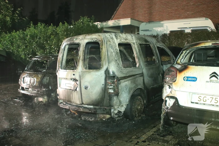 Vier auto's verwoest na vermoedelijk brandstichting