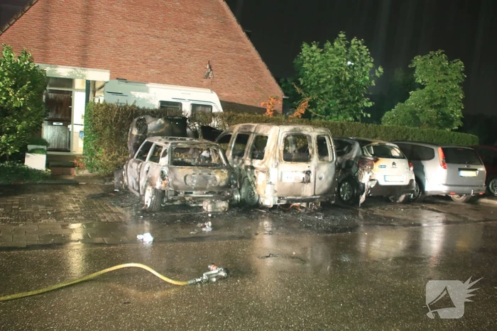 Vier auto's verwoest na vermoedelijk brandstichting