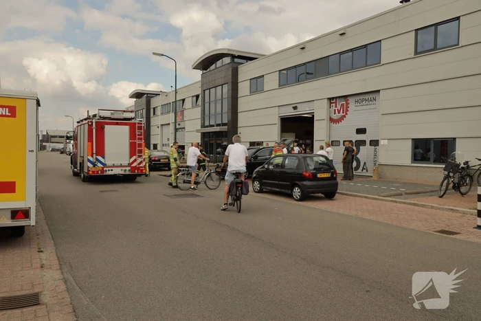 Nieuwe auto vliegt spontaan in brand