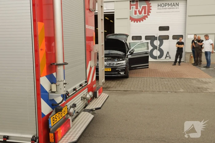 Nieuwe auto vliegt spontaan in brand
