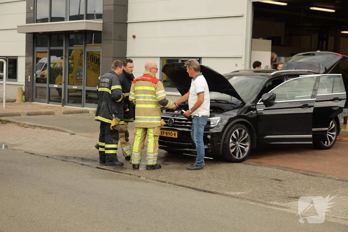 Nieuwe auto vliegt spontaan in brand