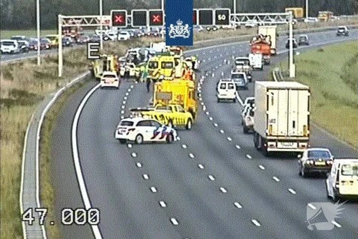 Veertien voertuigen botsen op snelweg
