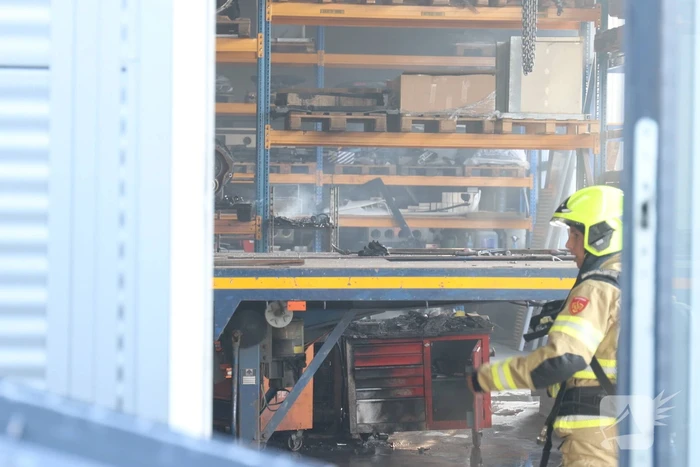 Bedrijf vol met rook na brand in lasapparaat