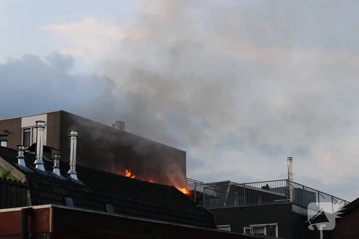 Grote uitslaande brand in woning boven winkel