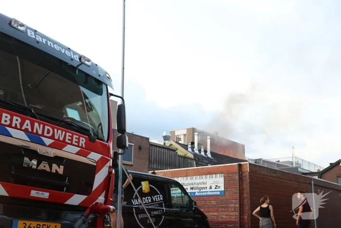 Grote uitslaande brand in woning boven winkel