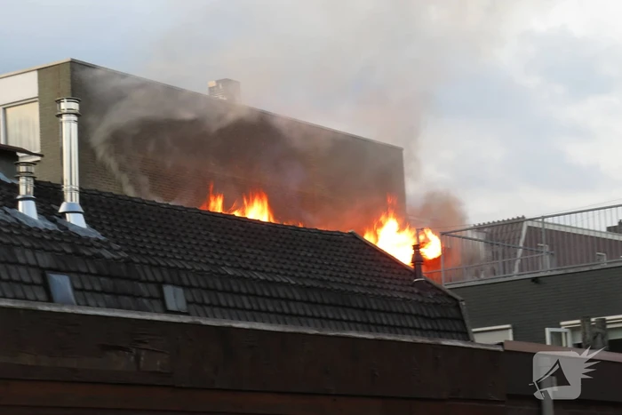 Grote uitslaande brand in woning boven winkel