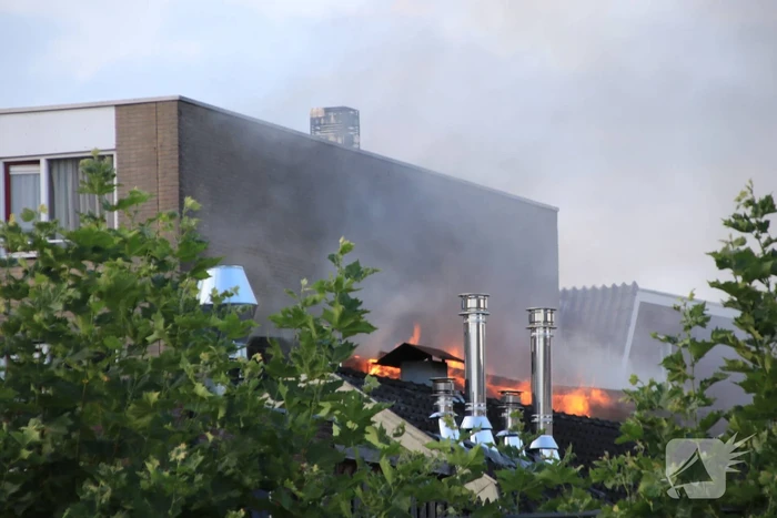 Grote uitslaande brand in woning boven winkel